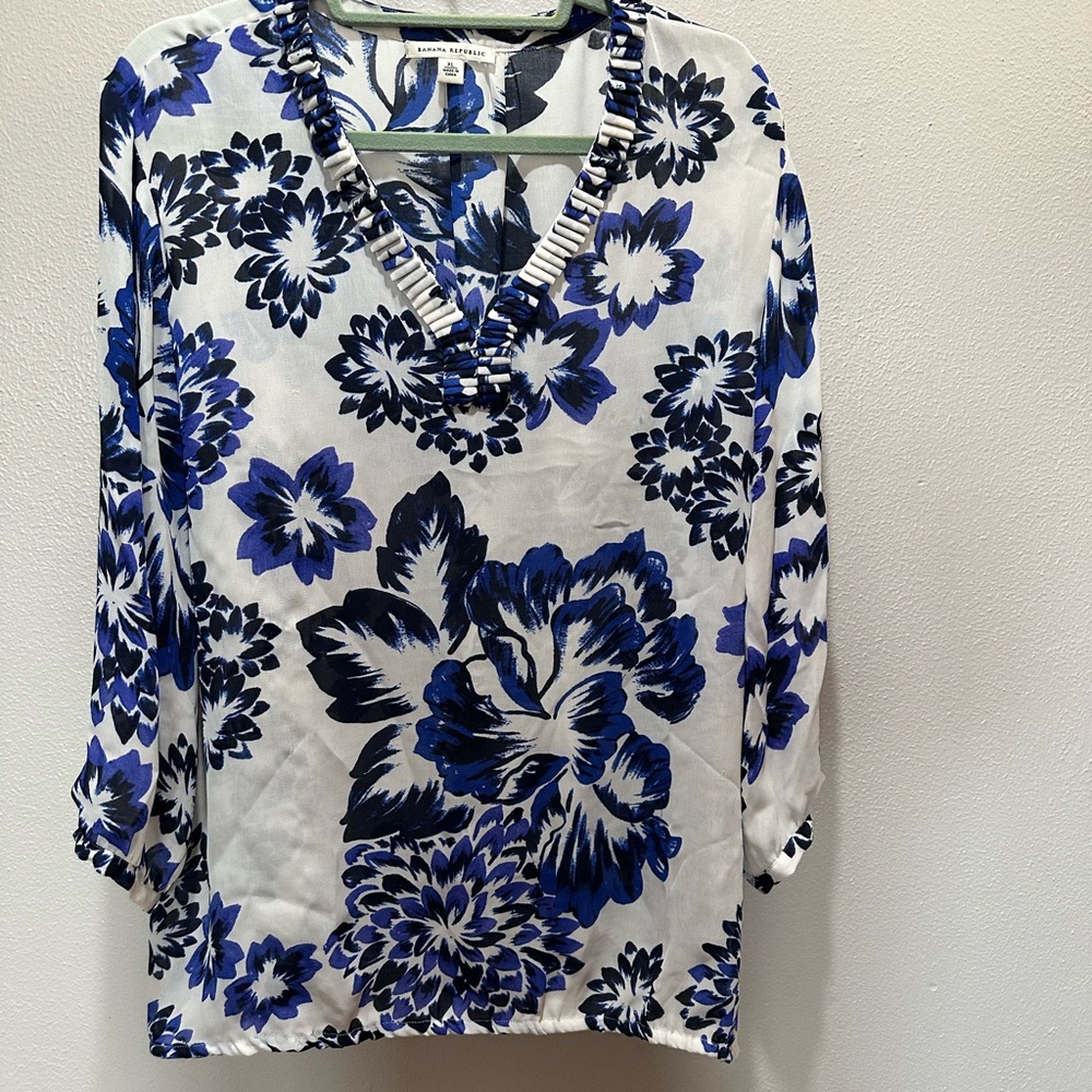 Banana Republic White and Blue Graphic Cut Out Blouse
